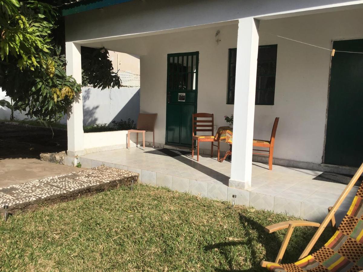Anns Guesthouse Bakaugambia ภายนอก รูปภาพ