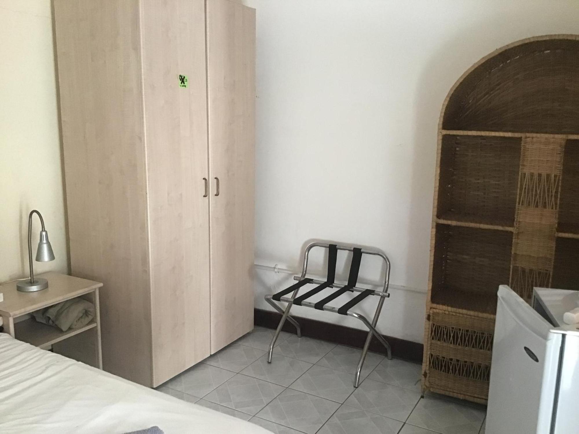 Anns Guesthouse Bakaugambia ภายนอก รูปภาพ