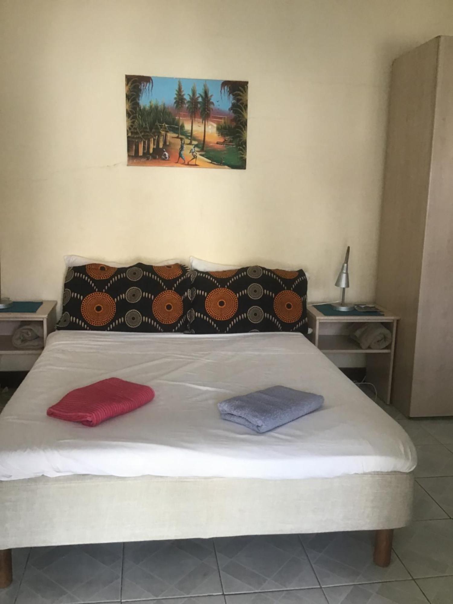 Anns Guesthouse Bakaugambia ภายนอก รูปภาพ